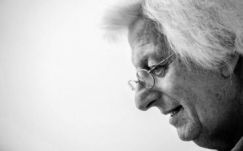 Elhunyt Esterházy Péter