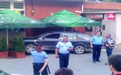 Kávézó teraszán parkolt és verekedett egy férfi Székelyudvarhelyen