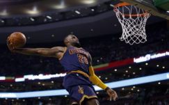 Lebron James a bajnokcsapatnál marad