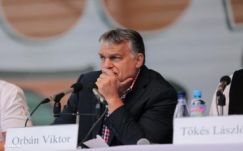 Orbán szinte világelsőként állt be Trump mögé