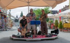 White Betty: „zenei standup” Sepsiszentgyörgy főterén