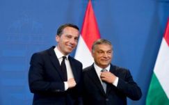 Együtt poénkodott Trump haján Orbán és az osztrák kancellár