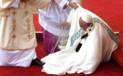 Félrelépett és nagyot esett Ferenc pápa