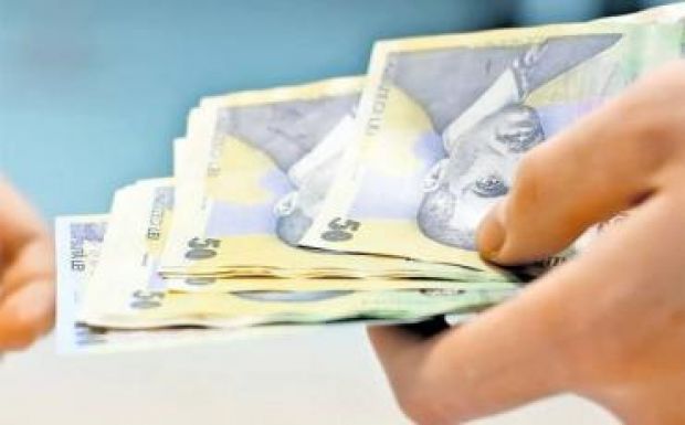 Több százezer közalkalmazottnak emelik meg a bérét hétfőtől