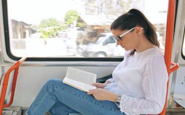 Olvasótermekké válnak a buszok és villamosok Aradon