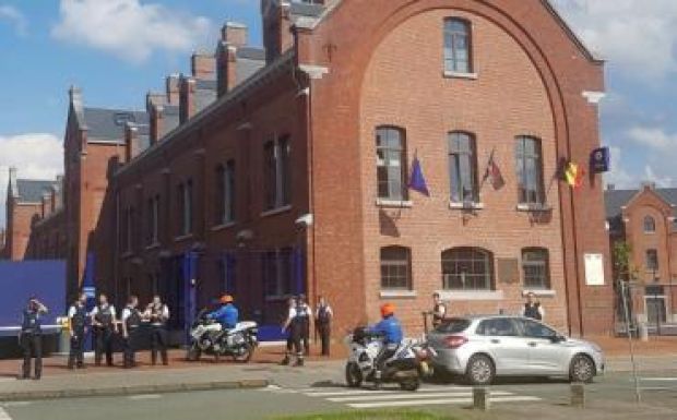 Belgiumban két rendőrt sebesített meg egy arabul kiabáló támadó