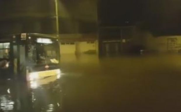 Elöntötte a víz Brassó utcáit