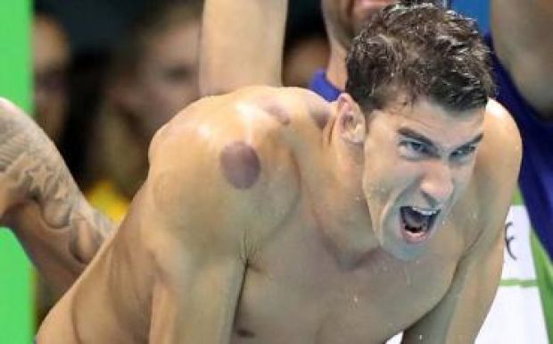 Mi a csuda borítja Michael Phelps testét?