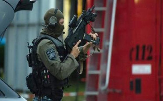 Helikoptert is bevetettek a késes támadó felkutatására Németországban