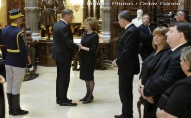 Mit üzen Johannis részvétlátogatása Mihály király feleségének ravatalánál?