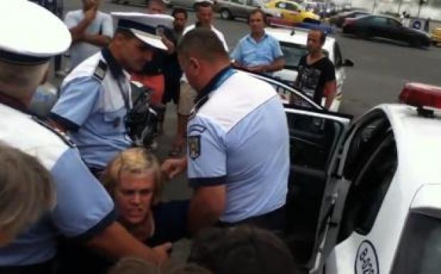Megbilincselve vittek el a bukaresti rendőrök egy nőt, aki átment a piroson