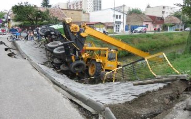 Munkagépek zuhantak a marosvásárhelyi Poklos patakba