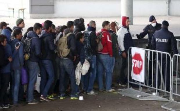 Menekültügyi szükségállapotot készül életbe léptetni Ausztria