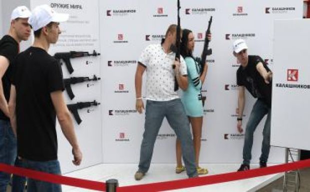 Kalasnyikov boltot nyitottak a moszkvai Seremetyevo repülőtéren