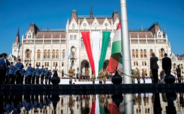 Áder János a nemzeti ünnepen: legyünk büszkék magyarságunkra!