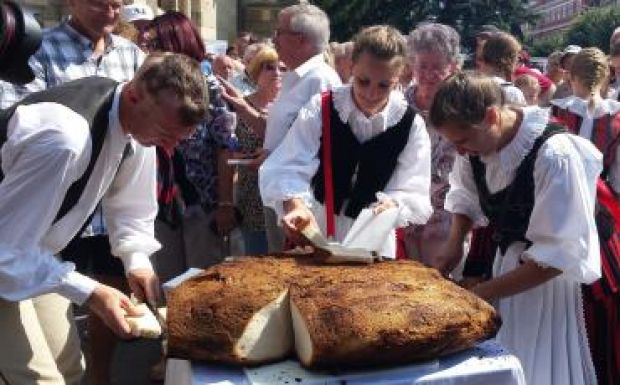 Kolozsváron szétosztották a Kárpát-medence Kenyerét