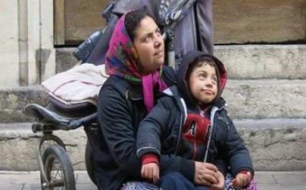 Perel egy romániai nő, hogy kiskorúval a karján koldulhasson Ausztriában