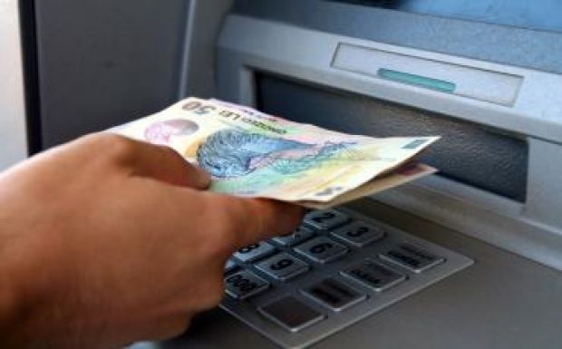 Átlagosan 600 lejt vesznek fel a romániaiak az ATM-ekből