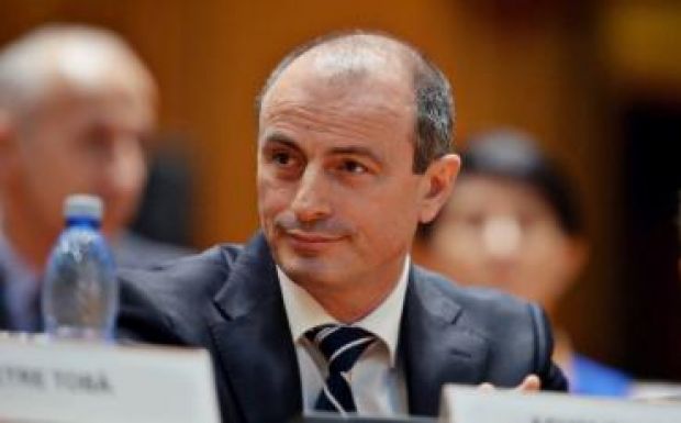 Autóbalesetezett a mezőgazdasági miniszter, eltörött az orrcsontja