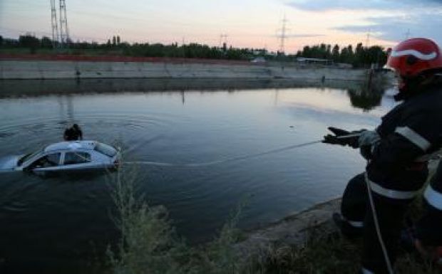 Egyenesen a folyóba hajtott autójával egy fiatal nő