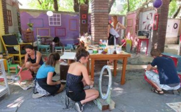 Zene, film, bútorfestés, irodalom és lelki tanácsadás a Forgatag Szférájában