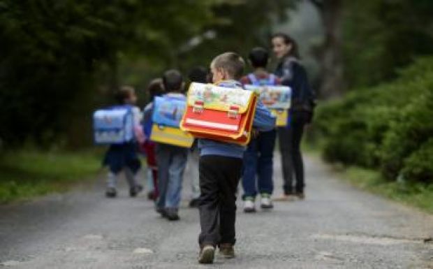 Közel kétezer erdélyi kisdiák kap iskolakezdő ösztöndíjat