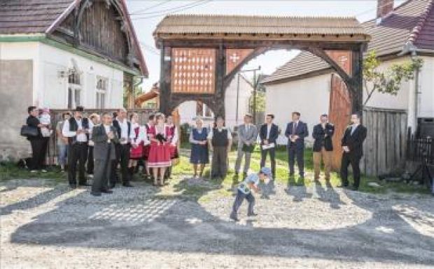 Felújított székely kaput avattak Csíkmadarason