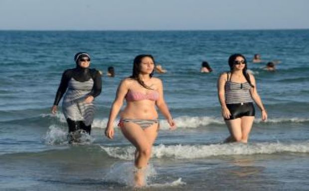 Alkotmányt módosítana Sarkozy a burkini betiltásához