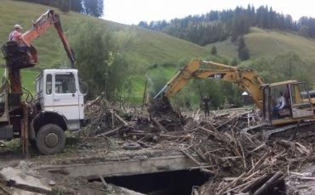Rombolt az árvíz a Hargita megyei községben