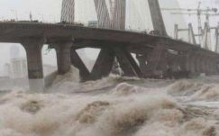 Indiai autópálya hídját mosta alá a heves esőzés