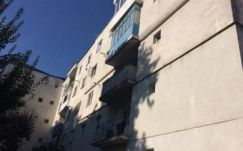 Három emeletet zuhant egy dési kislány 