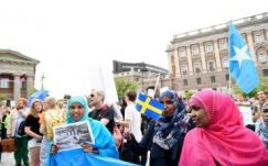 Migránsok százai tüntettek a svéd fővárosban