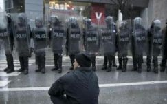 Gránátot dobtak a koszovói parlament épületére