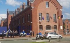 Belgiumban két rendőrt sebesített meg egy arabul kiabáló támadó