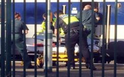 Szó szerint elvesztette a fejét a vonatablakon kibámuló utas