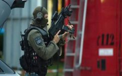 Helikoptert is bevetettek a késes támadó felkutatására Németországban