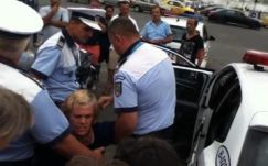 Megbilincselve vittek el a bukaresti rendőrök egy nőt, aki átment a piroson