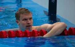 Trandafir Norbert rajtkőre áll 