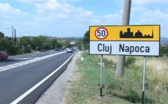 Többnyelvű helységnévtáblák Kolozsváron: „Komoly leckét kaptunk Nagybányától”