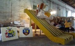 Így készülnek a virágkocsik a debreceni és a nagyváradi virágkarneválra