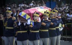 Tízezer gyászoló jelenlétében végső nyugalomra helyezték Anna címzetes királynét