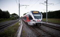 Késsel támadt az utasokra és gyújtogatott egy férfi a vonaton