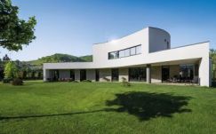 Háztűznézőben: hófehér erődítmény Bákó megyében