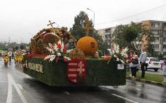 Vasárnap Nagyváradon vonulnak a virágkocsik