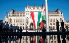 Áder János a nemzeti ünnepen: legyünk büszkék magyarságunkra!