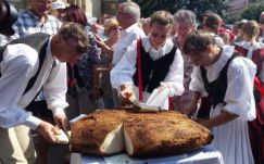 Kolozsváron szétosztották a Kárpát-medence Kenyerét