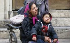 Perel egy romániai nő, hogy kiskorúval a karján koldulhasson Ausztriában