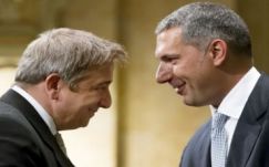 Már 28-ra nőtt azoknak a száma, akik nem akarnak egy listán szerepelni Bayer Zsolttal