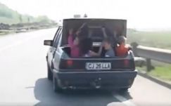 Gyerekekkel pakolta meg a csomagtartóját egy Kolozs megyei autós