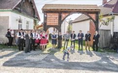 Felújított székely kaput avattak Csíkmadarason